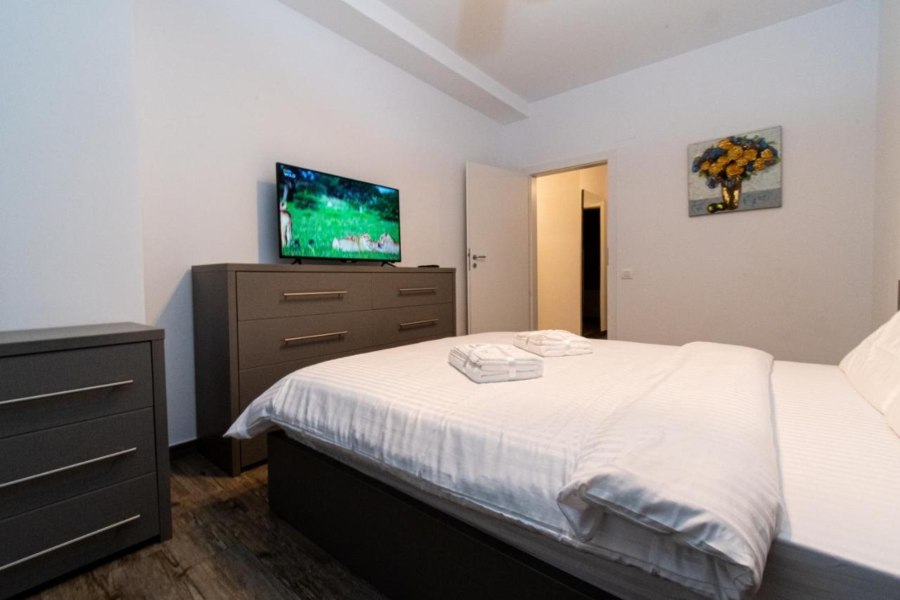 Yan Apartment - Near Mall & Free Private Parking ブラショフ エクステリア 写真