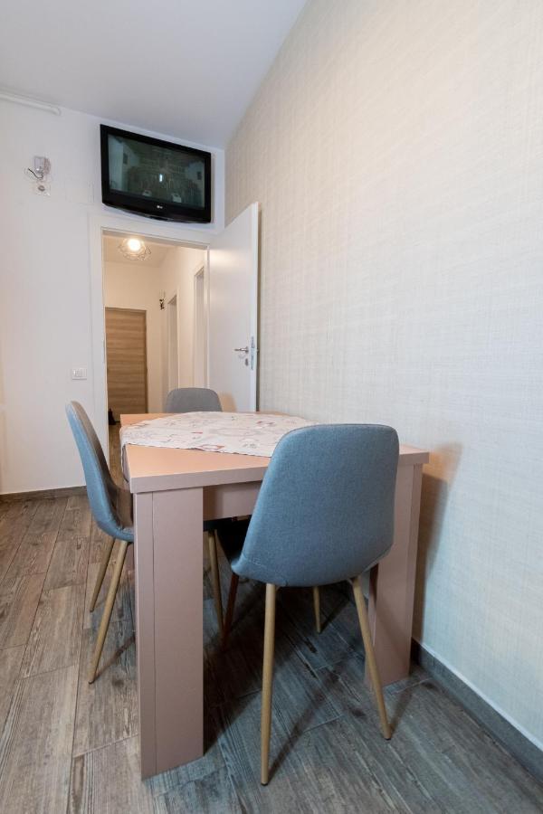 Yan Apartment - Near Mall & Free Private Parking ブラショフ エクステリア 写真