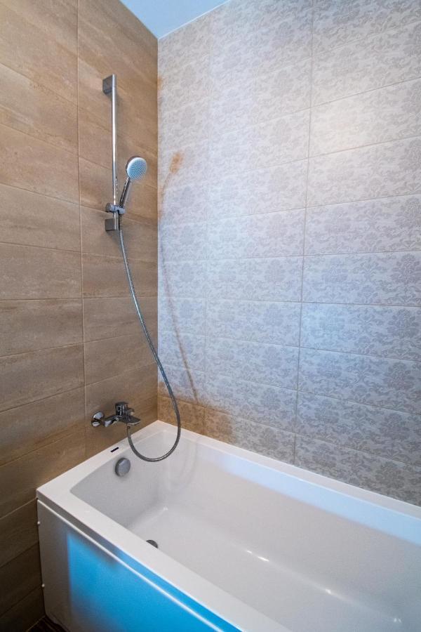 Yan Apartment - Near Mall & Free Private Parking ブラショフ エクステリア 写真